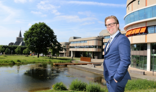 Wethouder Peter de Pater in een karakteristieke pose op een foto uit 2018.