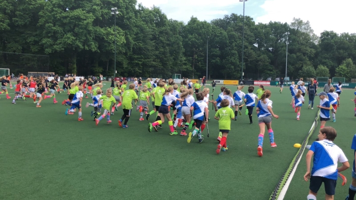 Gezamenlijke warming up bij start toernooi