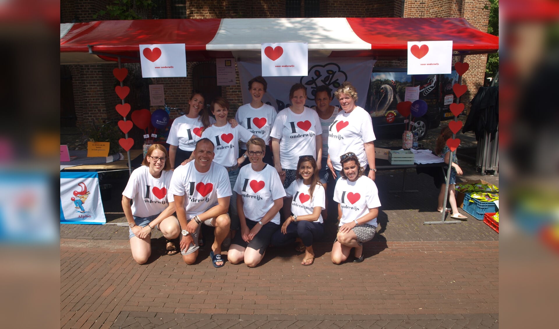 Het team van de Dorpsbeuk op de feestmarkt