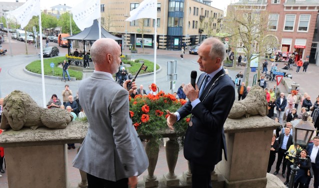Mart Visser ontvangt de sleutel van het raadhuis uit handen van burgemeester Meijer