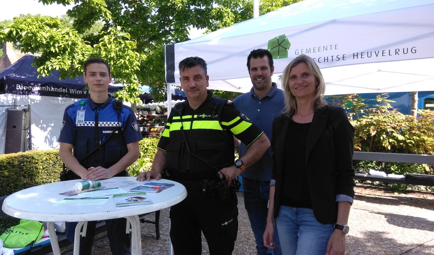 David van de Vegt, Marco Minjon, Matthijs Paff en Nicolien van den Brom op de weekmarkt in Maarn.