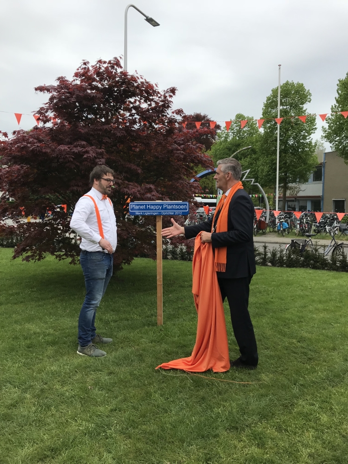 Opening plantsoen Planet happy door burgemeester en eigenaar