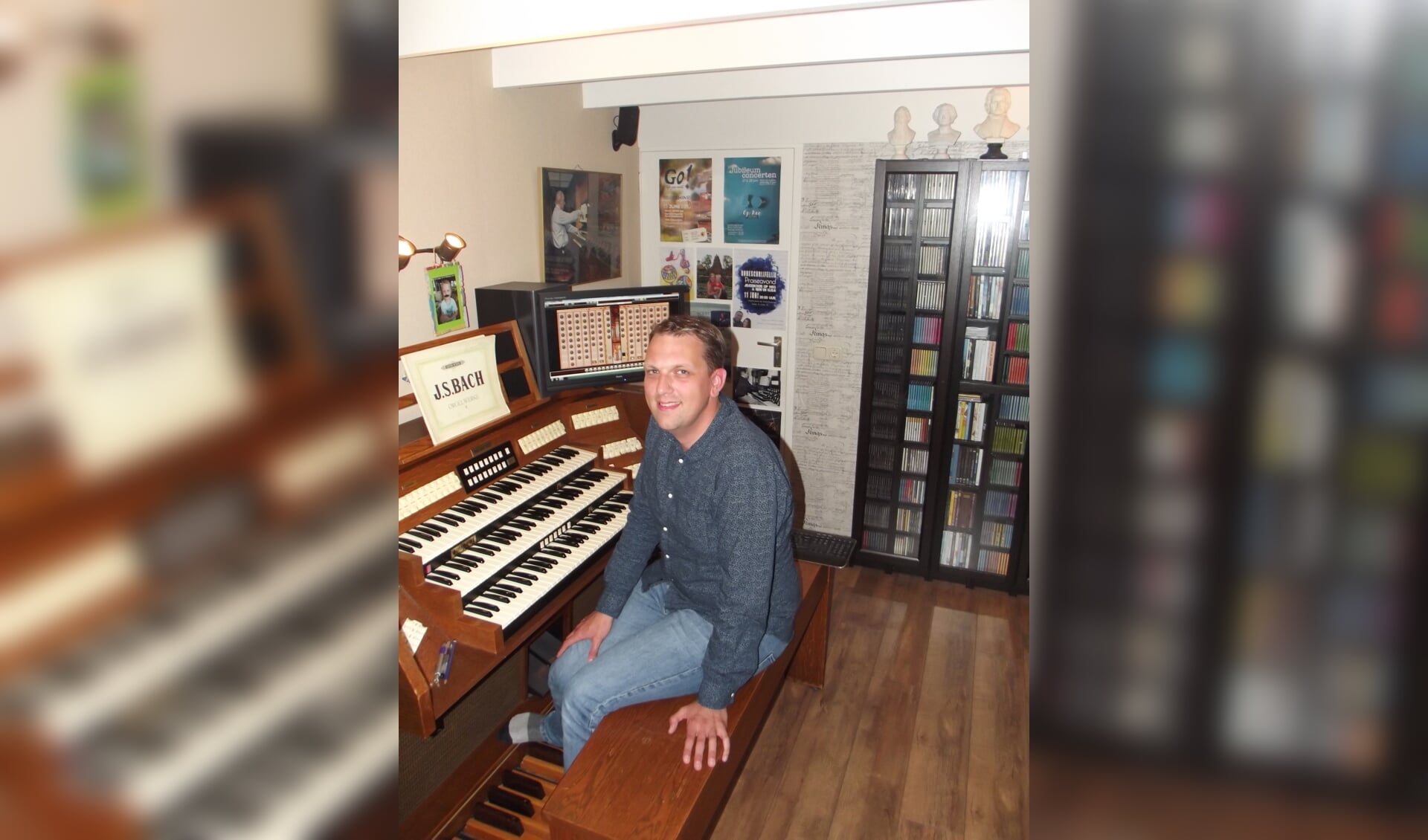 Bastiaan van der Pijl achter het Haupwerkorgel in zijn muziekkamer