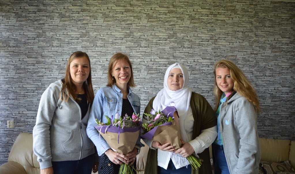 Van links naar rechts: Harma Jansma (Coördinator maatjesproject), Andrea Cuperus (maatje), Nisrin Abdulhanan (statushouder) en Rosalyn Geluk (stagiaire bij CVVE)