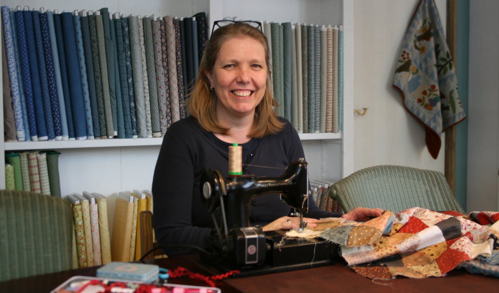 Nicole Bos aan het quilten met haar eerste naaimachine