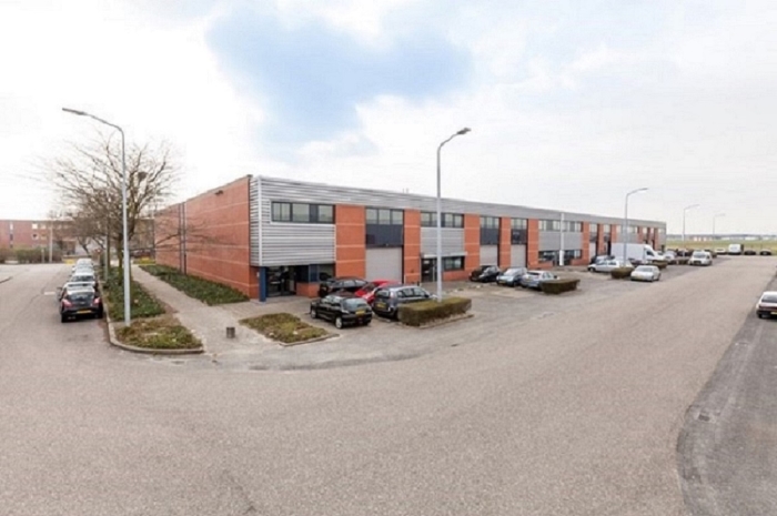 Het bedrijfspand links op de hoek
