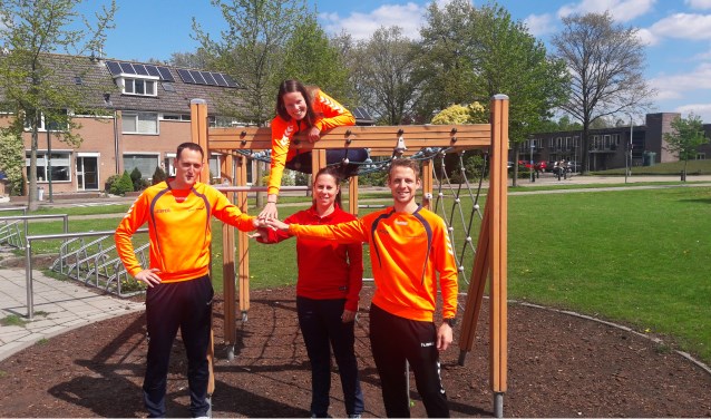 Buurtsportcoaches Jesper, Mieke en Robin verbinden zich met Anette Binneveld van ROC Midden Nederland.