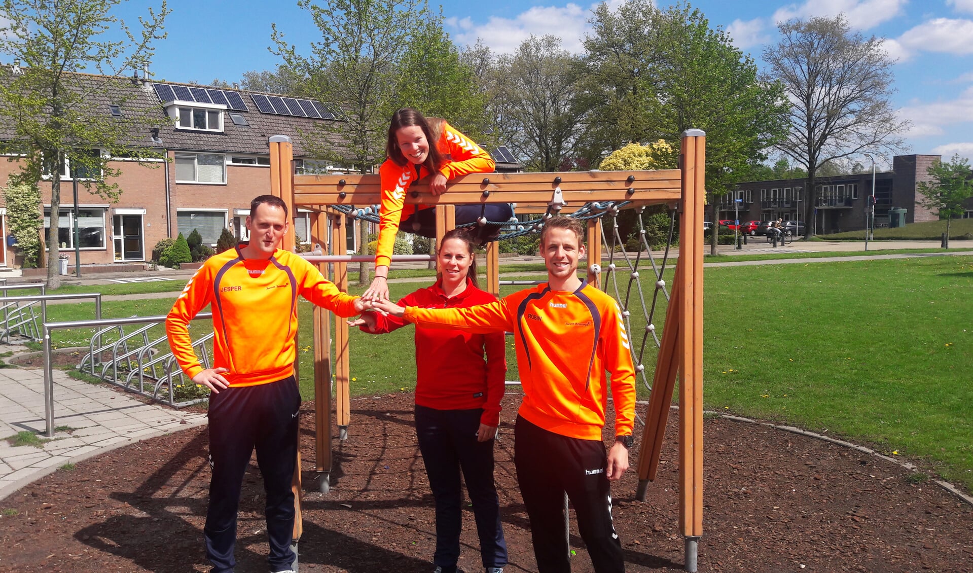 Buurtsportcoaches Jesper, Mieke en Robin verbinden zich met Anette Binneveld van ROC Midden Nederland.