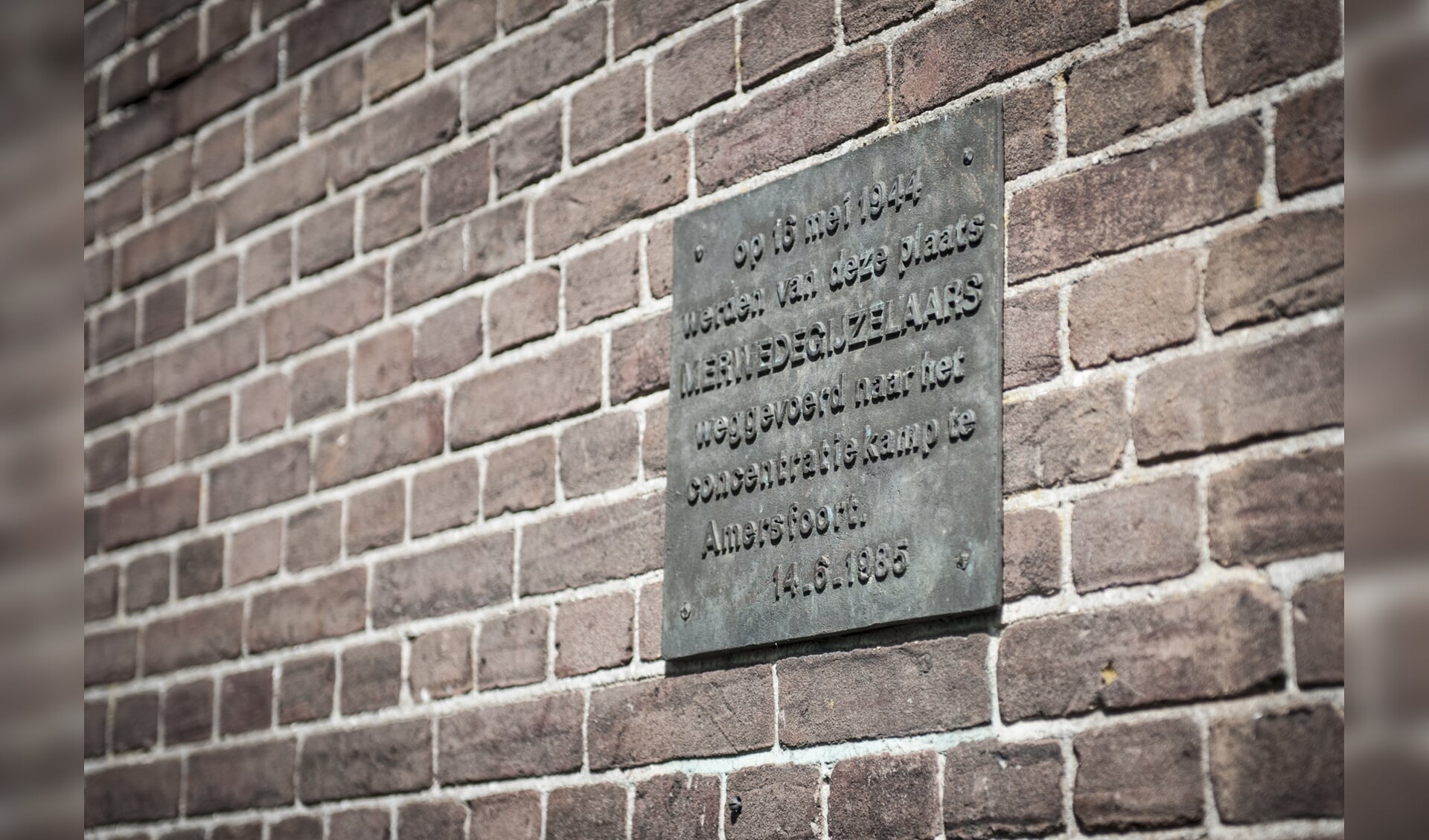 De plaquette ter herdenking van de merwedegijzelaars.