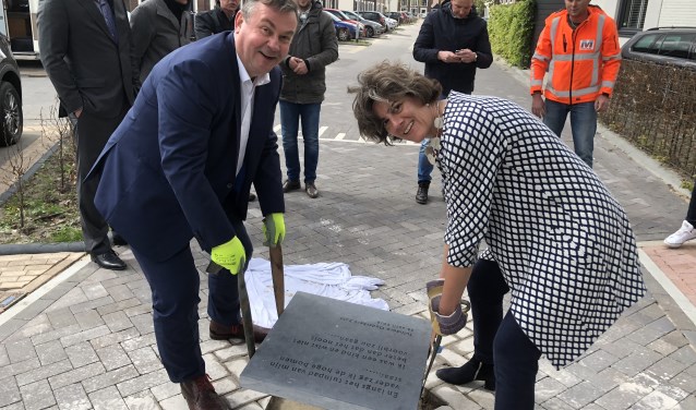 Marian van der Weele van de Gemeente en John van den Heuvel van BPD leggen de gedenksteen neer.