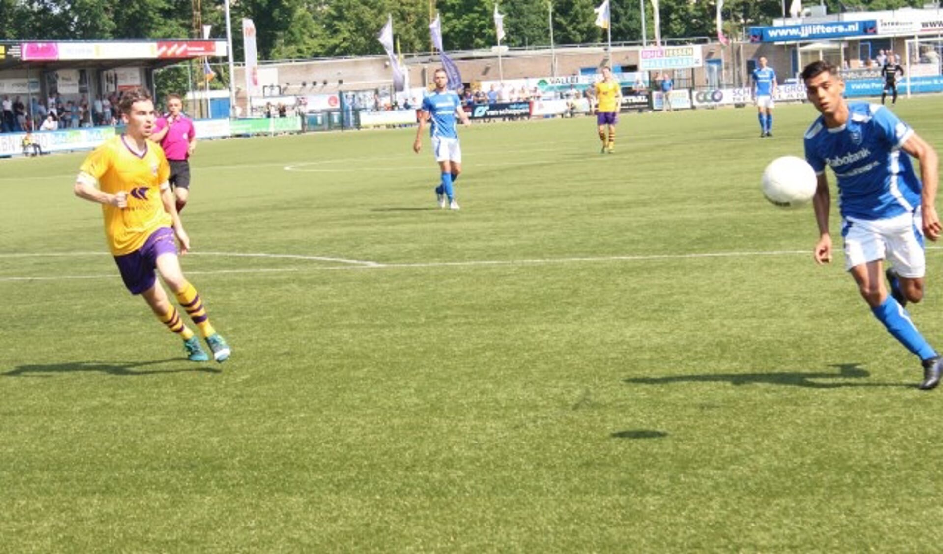 GVVV-aanvaller Jeremy De Graaf op weg naar het doel van VVSB. Hij nam de tweede treffer voor zijn rekening in de met 2-0 gewonnen wedstrijd tegen VVSB. (Foto: Henk Jansen)