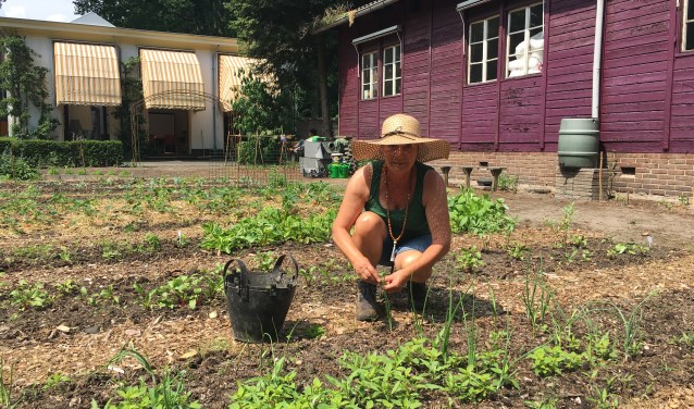 Jajette Mom in haar moestuin op Landgoed De Horst.