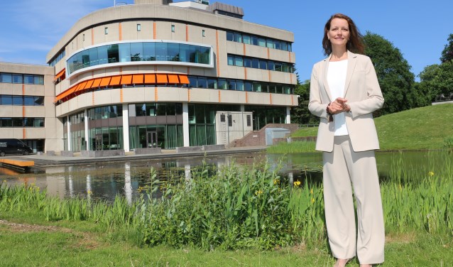 Hester Veltman voor het gemeentehuis. ,,Mijn motto is: een dag niet geleerd is een dag niet geleefd."