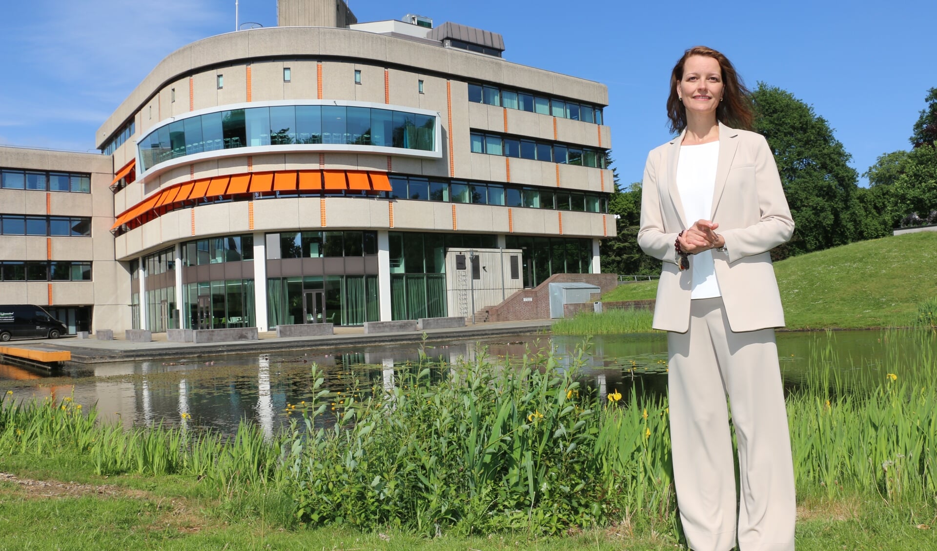 Hester Veltman voor het gemeentehuis. ,,Mijn motto is: een dag niet geleerd is een dag niet geleefd.