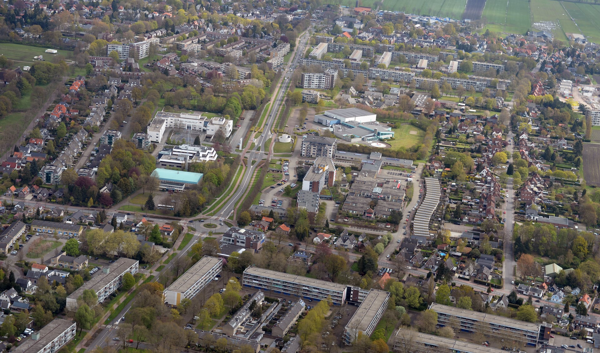 Links op de luchtfoto van Jaap van den Broek sporthal Beukendal, het politiebureau en het gemeentehuis, rechts Sportboulevard de Engh.