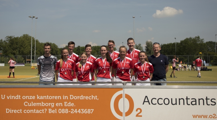 Op de foto vlnr: Mark van Eijl (trainer), Menno Remans, Jimmy Lemmen, Justin den Hollander, Xander Schaddelee, Theo Struijk (trainer), Eveline Liefrink, Alysia van Geemert, Demi Struijk, Denise Stuy, Tessa Janmaat