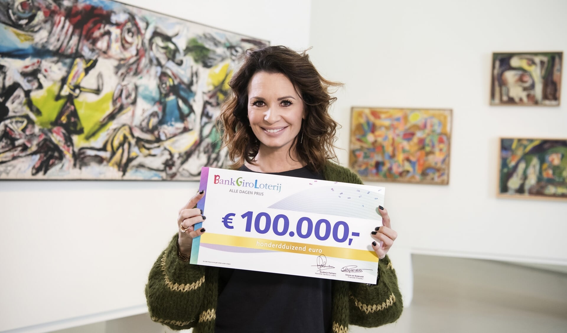 Loterij-ambassadeur Leontine Borsato met de cheque van 100.00 euro.