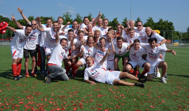 De kampioenen klaar om er een swingend feest van te maken