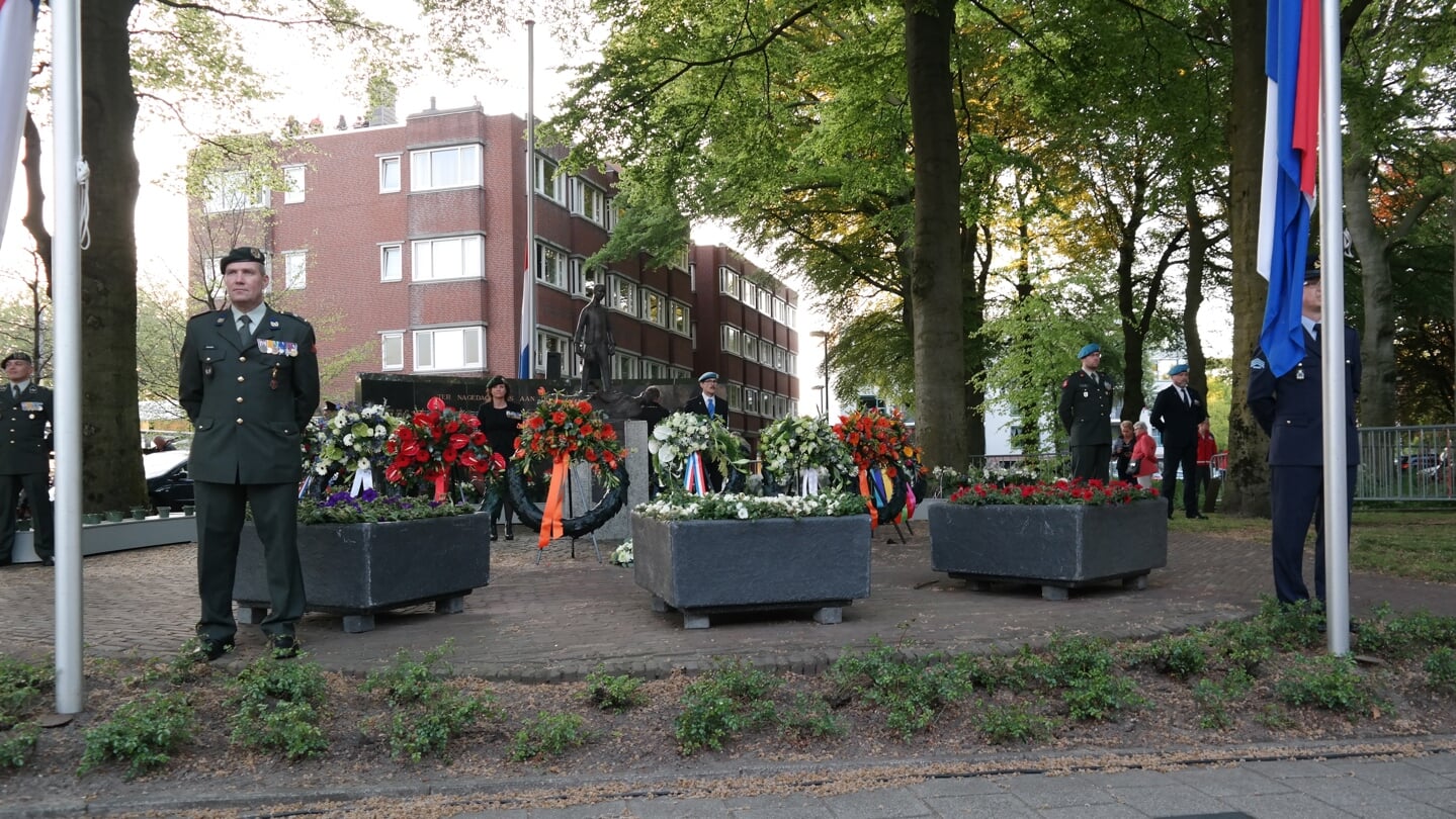 Dodenherdenking bij het Monument der Gevallenen aan de Kerkewijk. Foto uit archief.