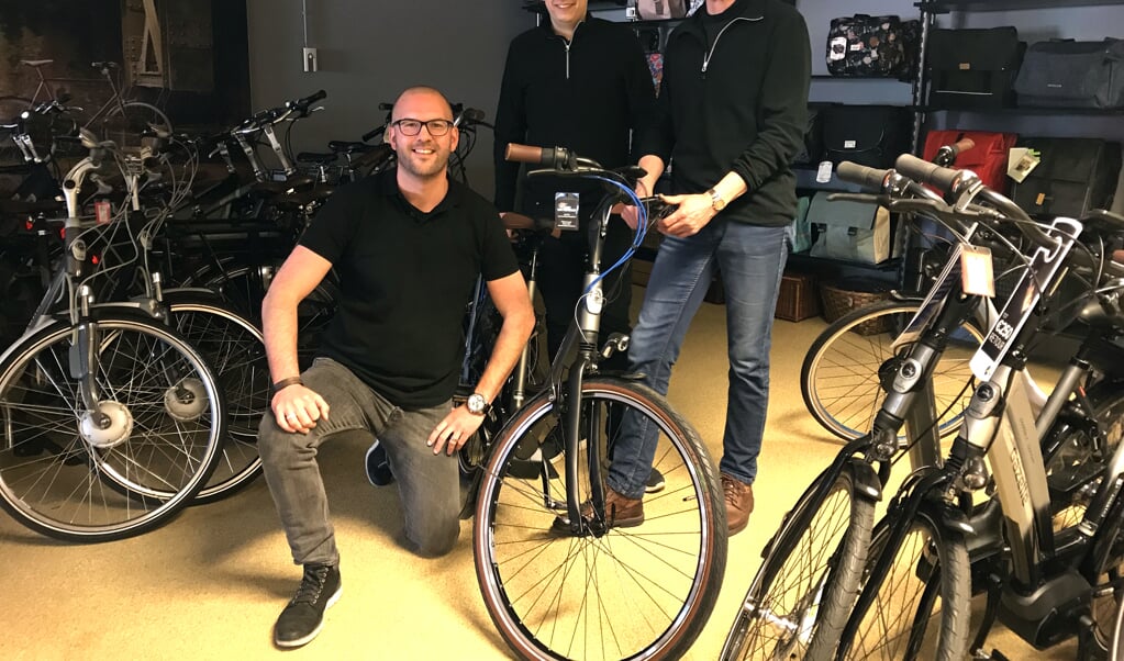 William van 't Holt (l) met collega's Alex van Essen (m) en Reijer van de Bunt (r) in de showroom voor de stelling met meer dan vijftig fietstassen.