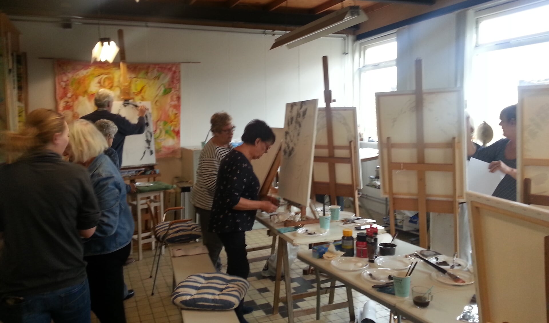 Een dagdeel per week werken de leden van PassepARTout samen in het atelier van Ineke Talen.