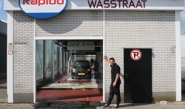 Bij Rapido Wasstraat worden auto's snel en vakkundig gewassen.