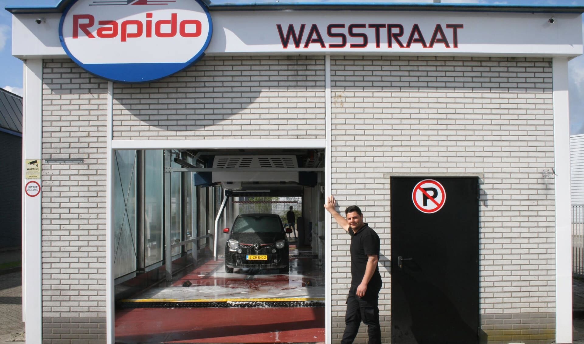 Bij Rapido Wasstraat worden auto's snel en vakkundig gewassen. 