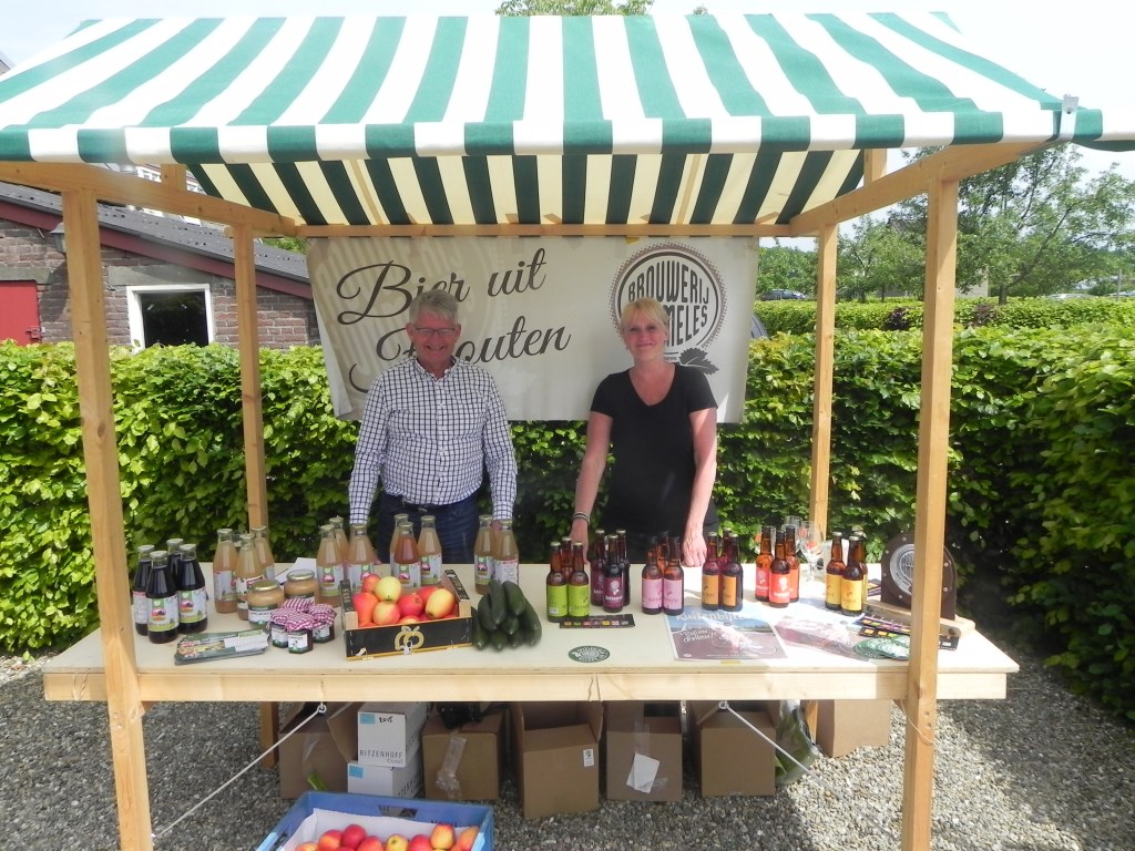 Frank Bouman en Engelien Veenendaal bemensten de kraam waar lokaal Hommeles bier verkocht werd.