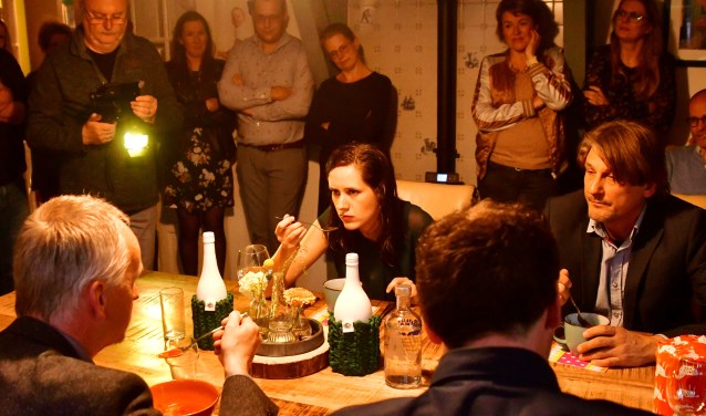 De spelers van 'Soep' maken voor hun theater gebruik van een huis als podium.