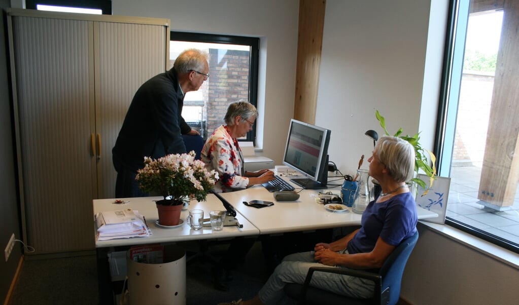Carel Hardeman, Anneke Doeven en Marjan de Walle in het kantoor van VWSB