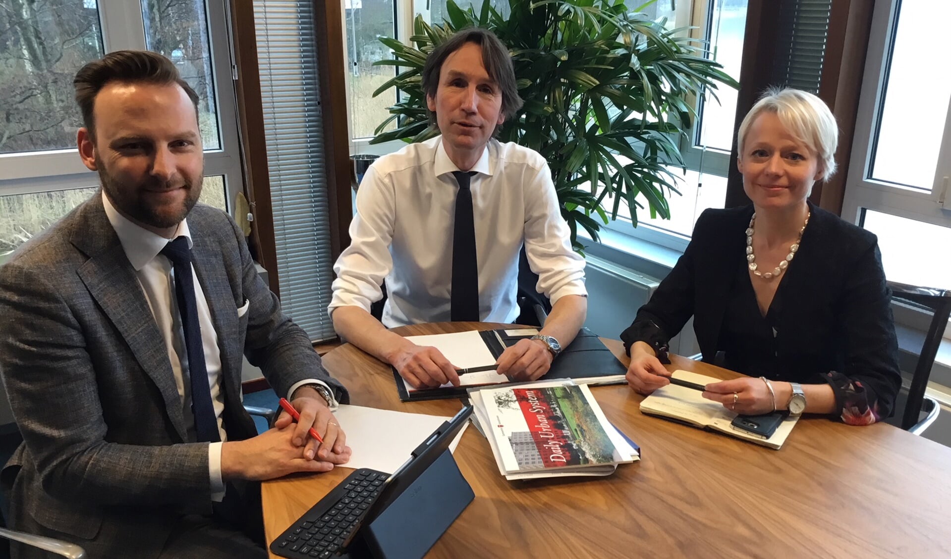 Raadsgriffier Marnix Philips met de informateurs Herbert Raat (VVD) en Floor Gordon (D66).