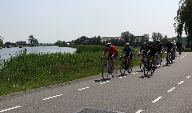 Wielrenners in de Ronde Hoep.