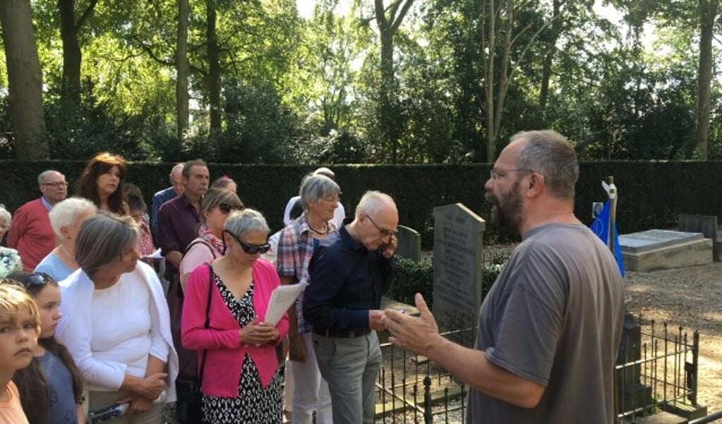 Kees Heitink en Dolf van Kampen geven zaterdag rondleiding op de begraafplaats.