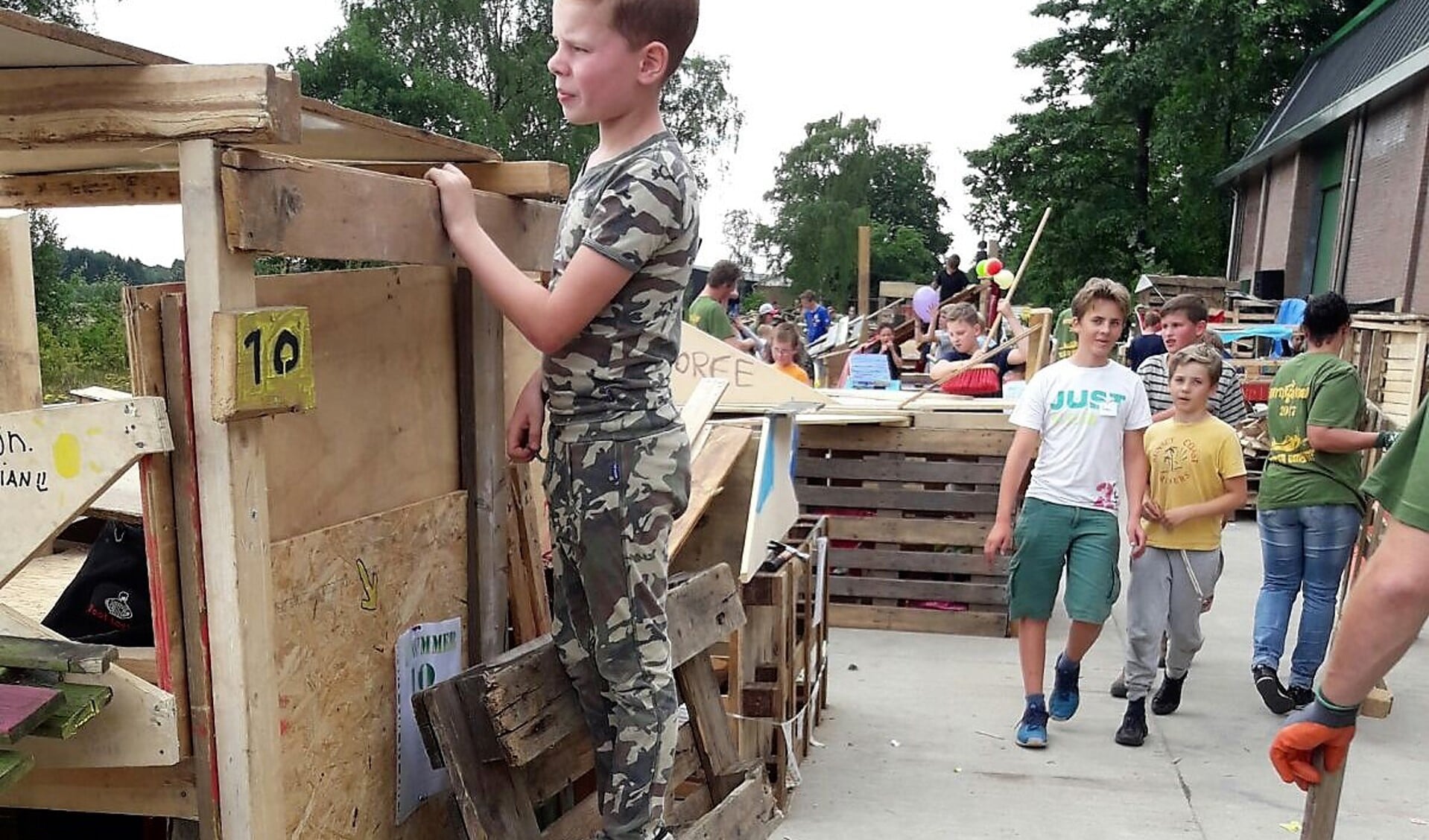 Het huttenbouwdorp is al jaren een plek waar kinderen in de zomervakantieplezier hebben en leuke dingen beleven.