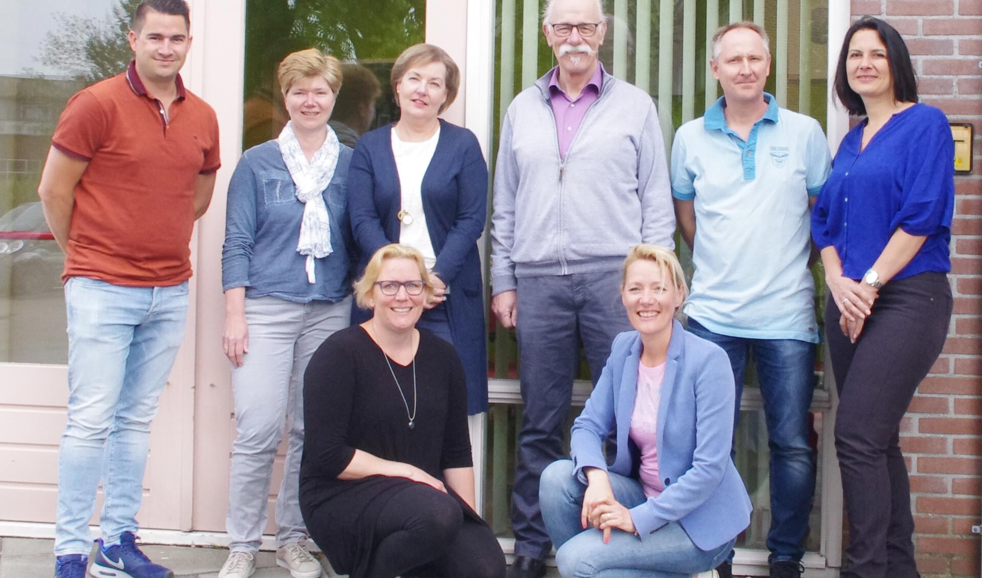 Medewerkers van Avres, Poort6, de Formulierenbrigade en Sociaal team Gorinchem staan klaar voor bezoekers spreekuur Rozenobel