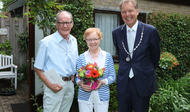 Jos en Greet van Benthem-Aartsen kregen woensdag bezoek van burgemeester Mark Röell.
