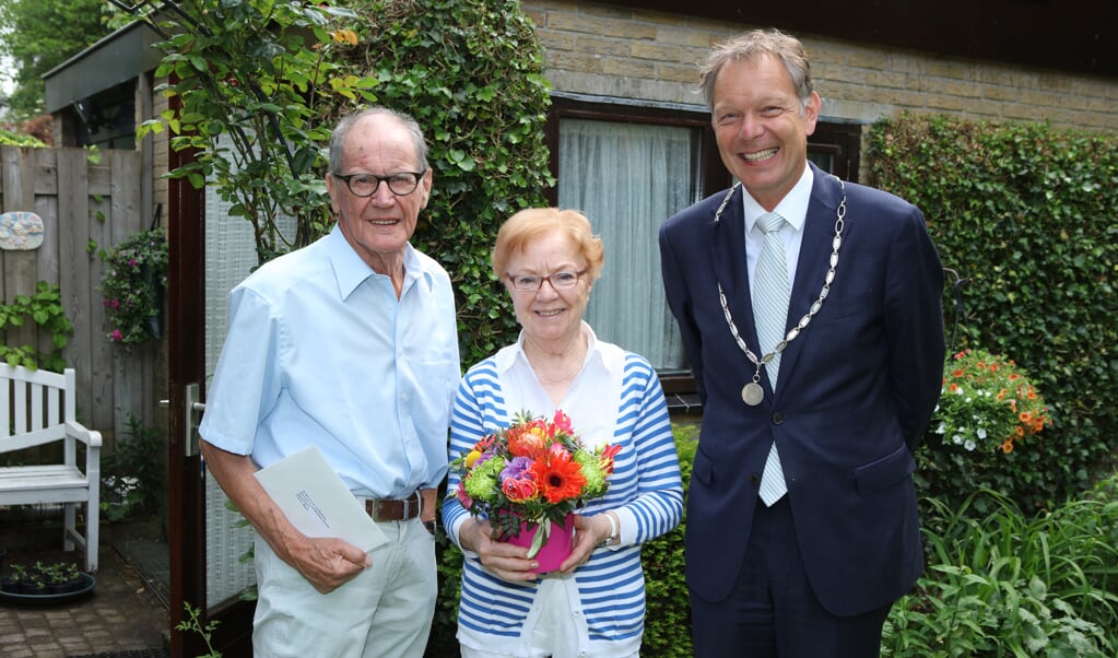 Jos en Greet van Benthem-Aartsen kregen woensdag bezoek van burgemeester Mark Röell.