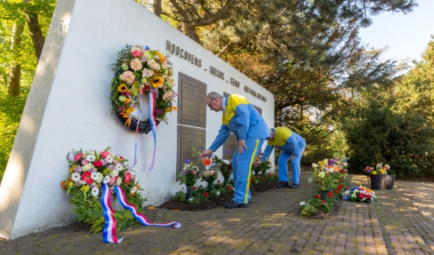 <p>Archieftoto van de herdenking bij het Hoogovens monument in 2018.</p>