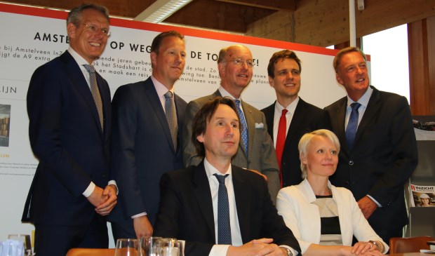 Het nieuwe college. Vooraan Herbert Raat en Floortje Gordon. Daarachter vlnr: Bert Winthorst (gemeentesecretaris), Frank Berkhout, burgemeester Bas Eenhoorn, Marijn van Ballegooijen en Rob Ellermeijer.