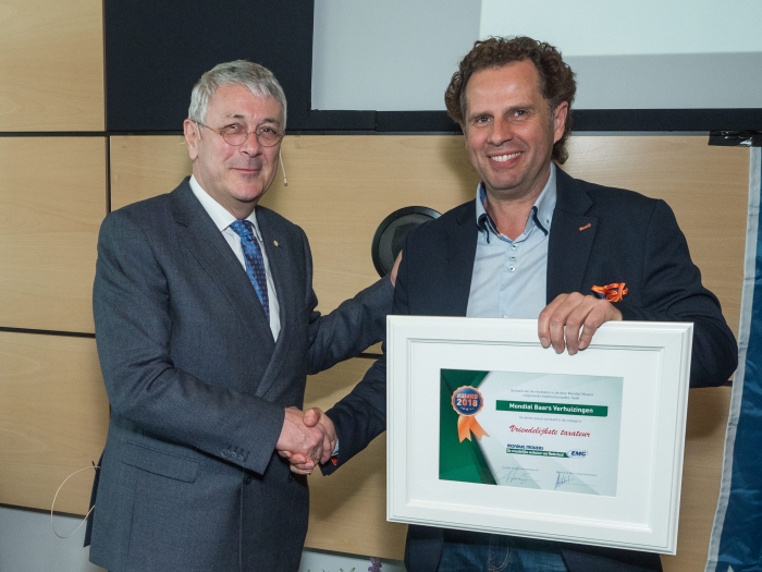 Tom Stuij overhandigt de award aan Pierre Badagliacca.