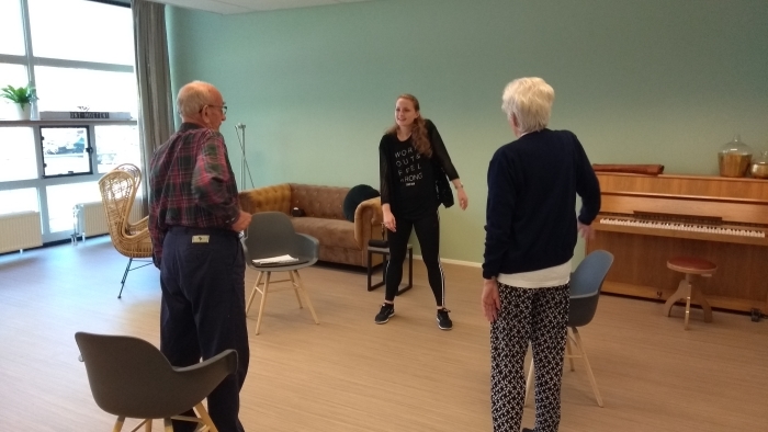 Dansdocente Maartje Puttmann samen met deelnemers Hilda Schmidt en Harko Schmidt