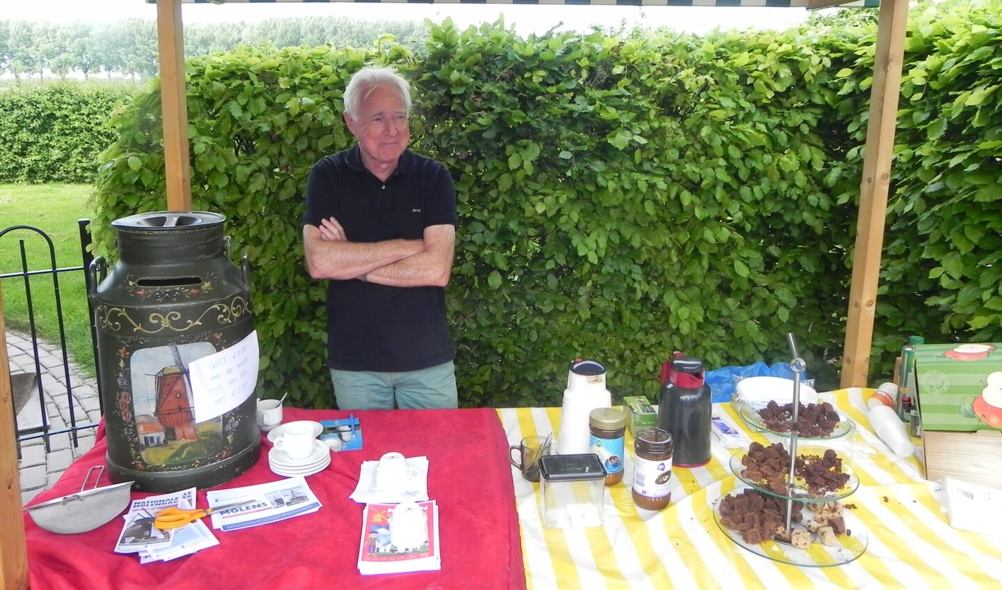 Voorzitter van de evenementencommissie Ton van Osenbruggen  verkocht koffie met een brownie en bewaakte de donatie-melkbus.                               