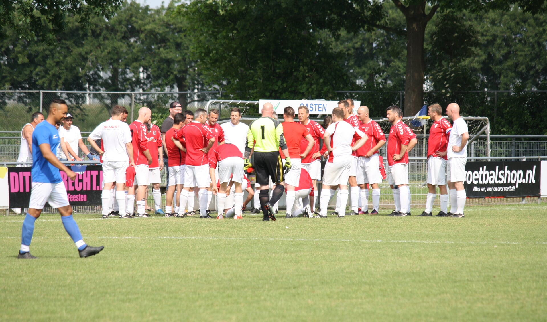 Coach Jan-Willem Spithoven spreekt zijn spelers toe kort voor het begin van de wedstrijd.
