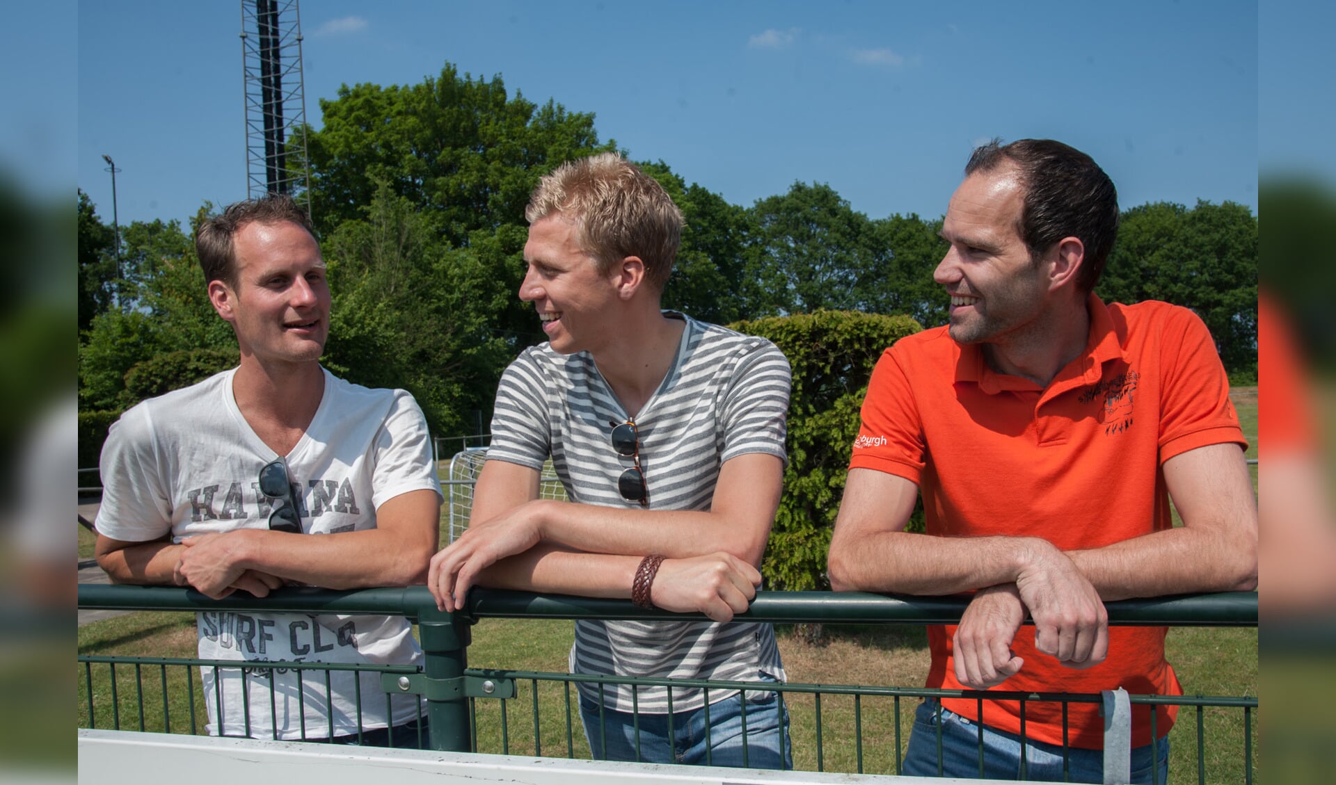 Rudy Baalman, Sven van Rossum en Michiel Boerrigter (vlnr.) keken zondag aandachtig toe tijdens de laatste thuiswedstrijd van Achterveld.