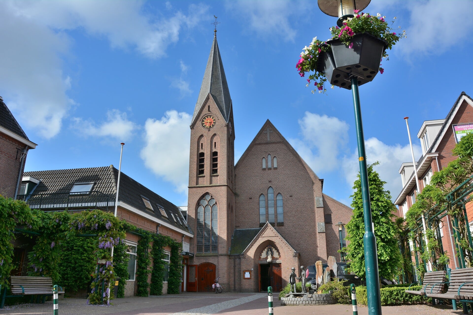 De rooms-katholieke St. Catharinakerk aan de Langstraat in Barneveld.