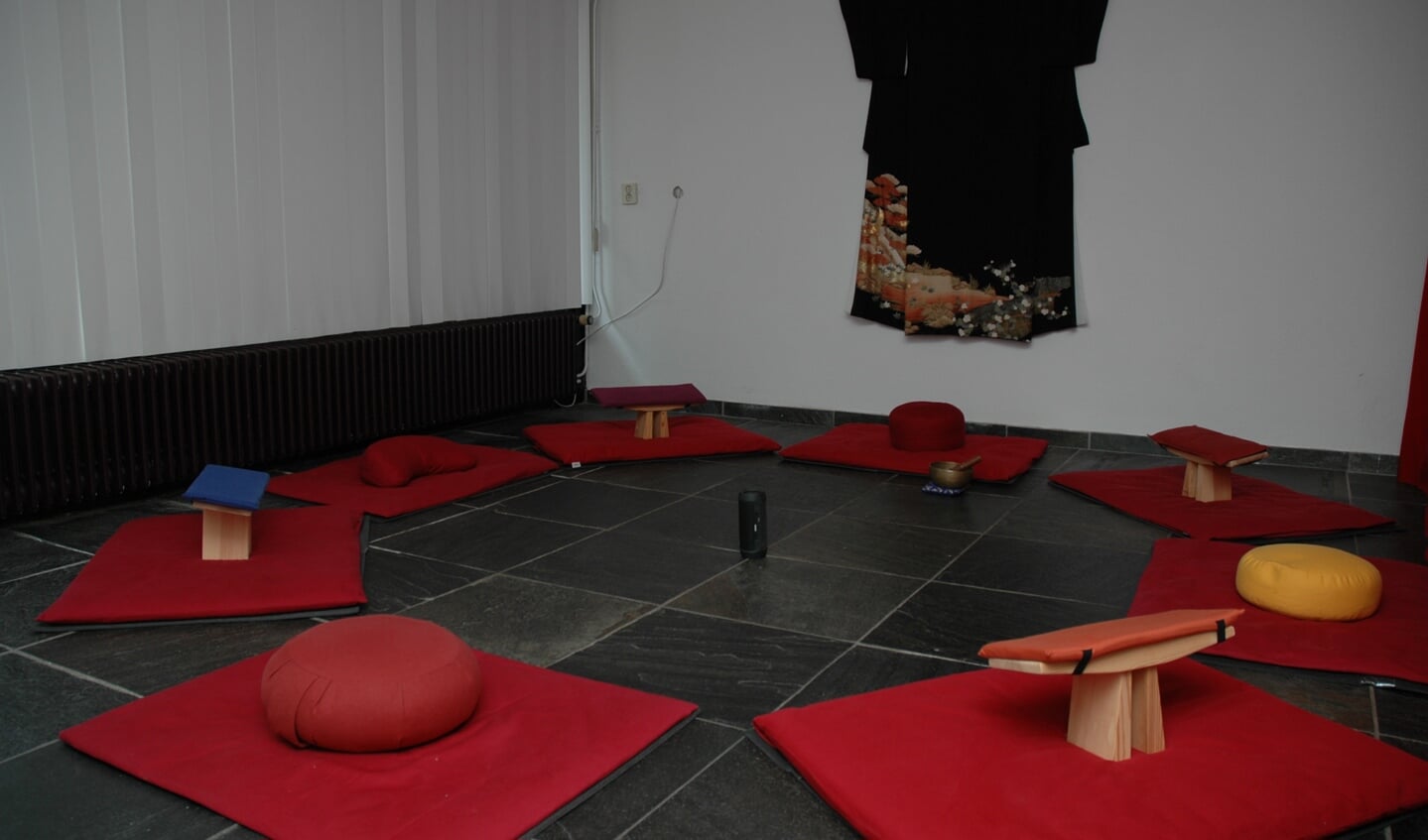 De knusse meditatieruimte van de groep in Duivendrecht
