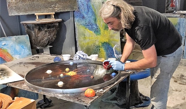 Wilfert Verweij voelt zich thuis in zijn atelier waar hij 24/7 zou kunnen werken.