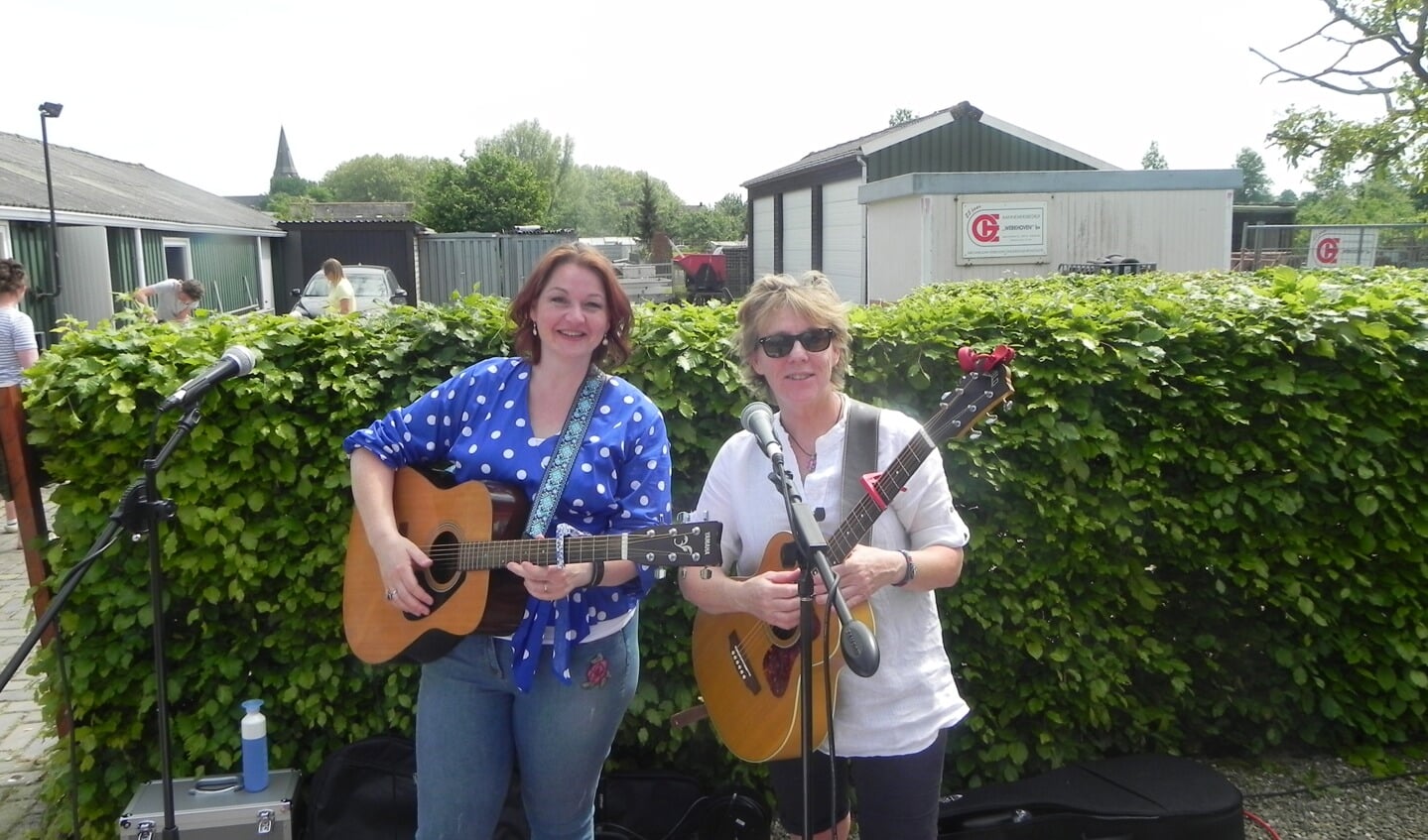 Marlies en Margreet van muziekgroep BLooMM verhoogden de feestvreugde met prachtig gezongen ballads.                               