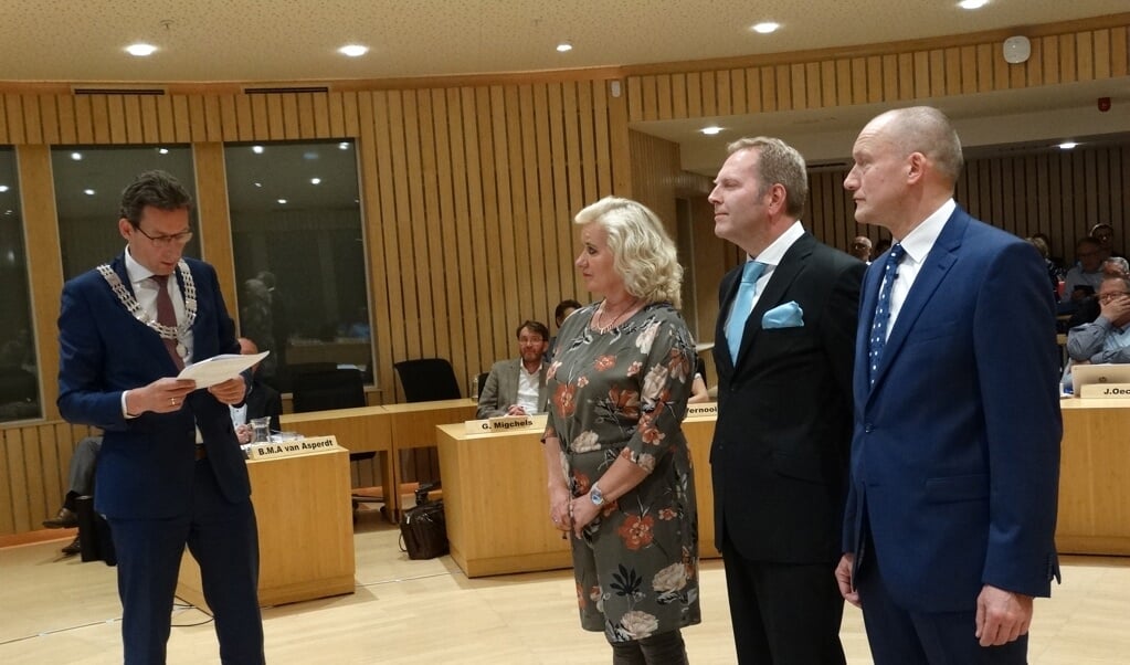 Burgemeester Tjapko Poppens neemt de wethouders de eed en gelofte af