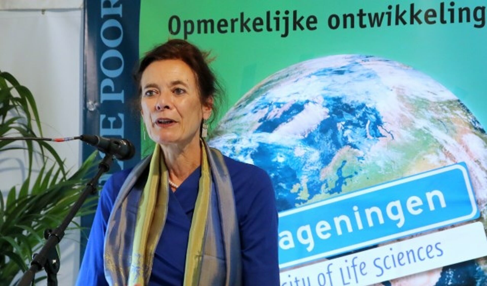 Onder grote belangstelling opende prof.dr.ir. Louise O. Fresco de tentoonstelling.(foto: Carleen van den Anker)